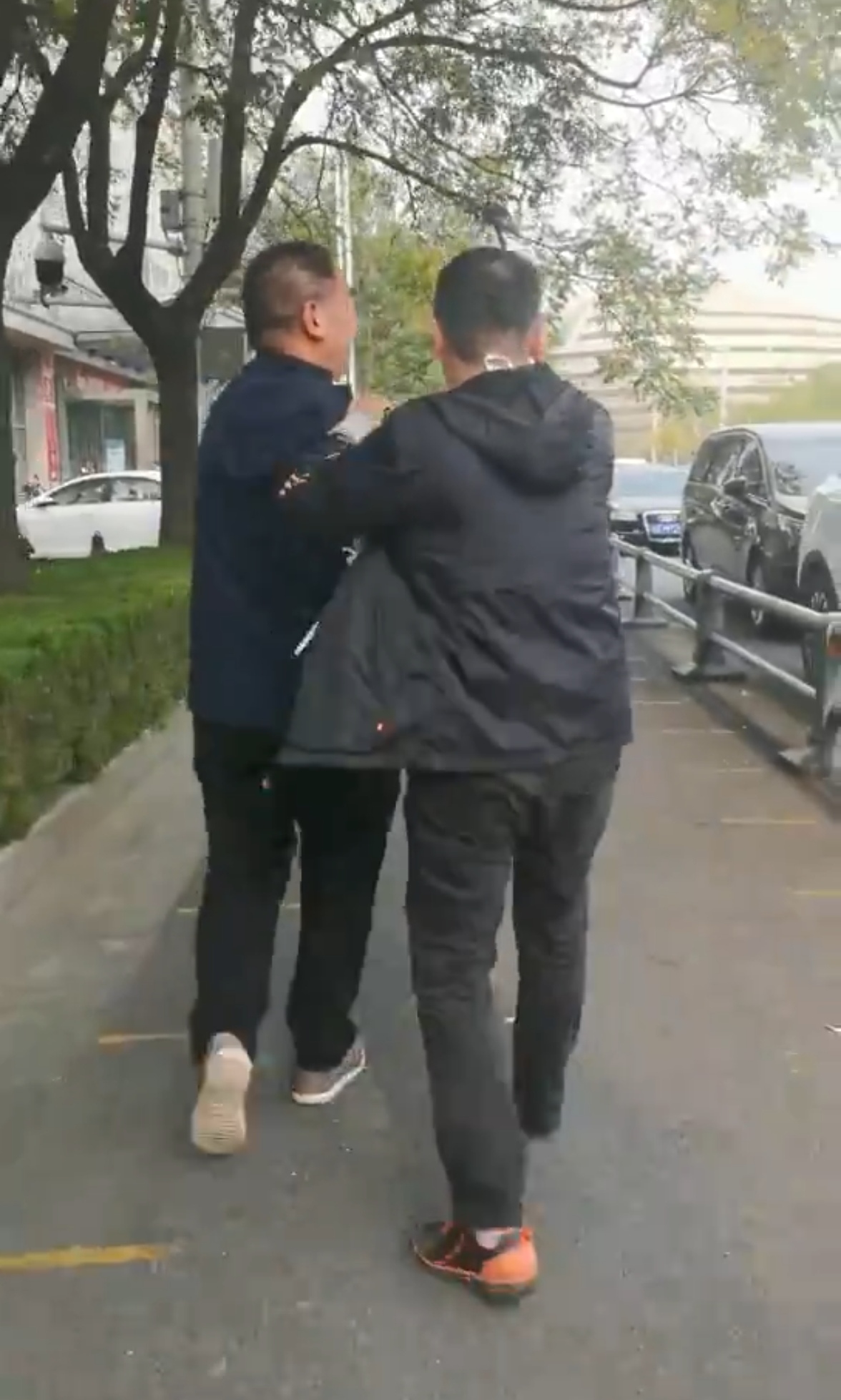 河南知名记者采访整形医院遭暴力拉扯,事后发现胳膊骨折,阻扰者称“以为是假记者”
