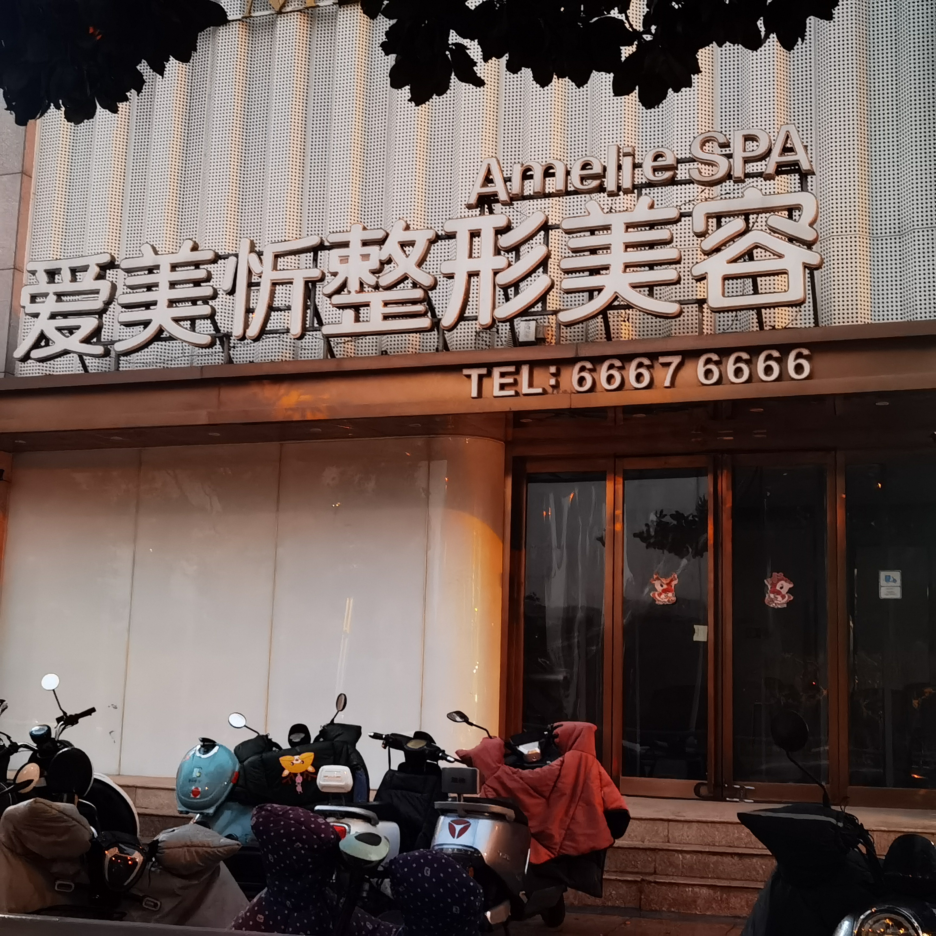 河南知名记者采访整形医院遭暴力拉扯,事后发现胳膊骨折,阻扰者称“以为是假记者”