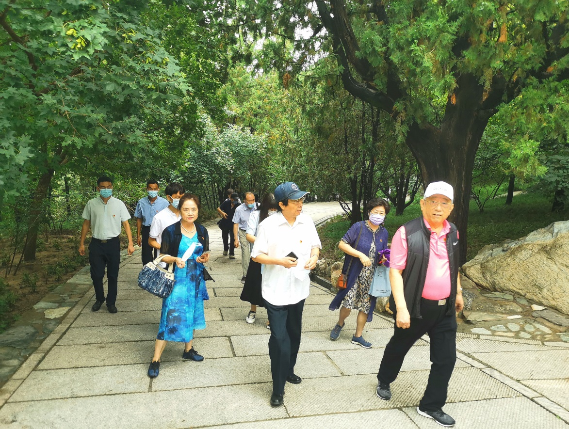 “回首历史,感悟初心”主题党日活动成功举办