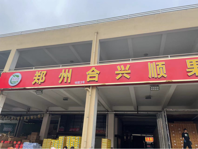 河南省中牟县万邦兜售榴莲有果无肉,商户很上火