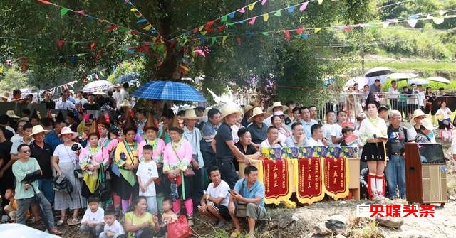 贵州从江:花甲苗寨万人欢聚“闹鱼节”喜迎丰收