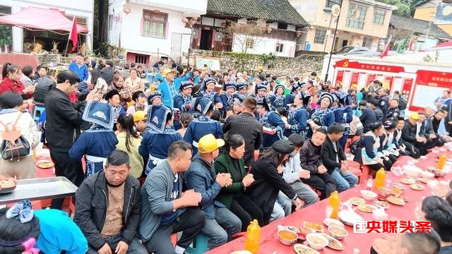 布依族的"三滴水"传承村山歌赛和长桌宴,让人陶醉