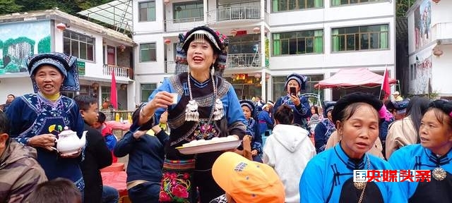 布依族的"三滴水"传承村山歌赛和长桌宴,让人陶醉