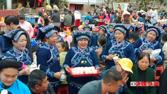 布依族的"三滴水"传承村山歌赛和长桌宴,让人陶醉