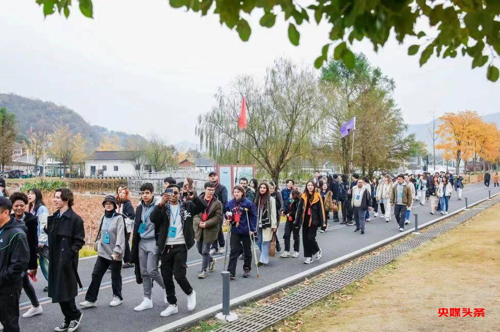 250名在浙留学生赴安吉观中国音乐节 浙音干武东书记宣布开幕