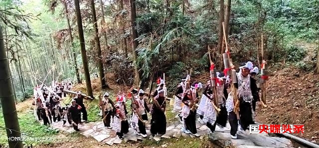 贵州从江:岜沙苗寨迎来一年一度的芦笙节,苗族同胞欢聚在这里