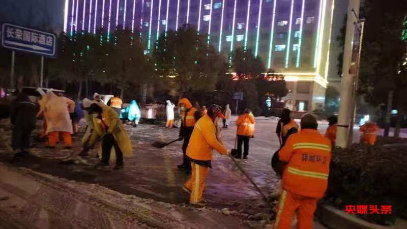 致敬环卫工人:严寒之夜,他们为城市的美丽付出