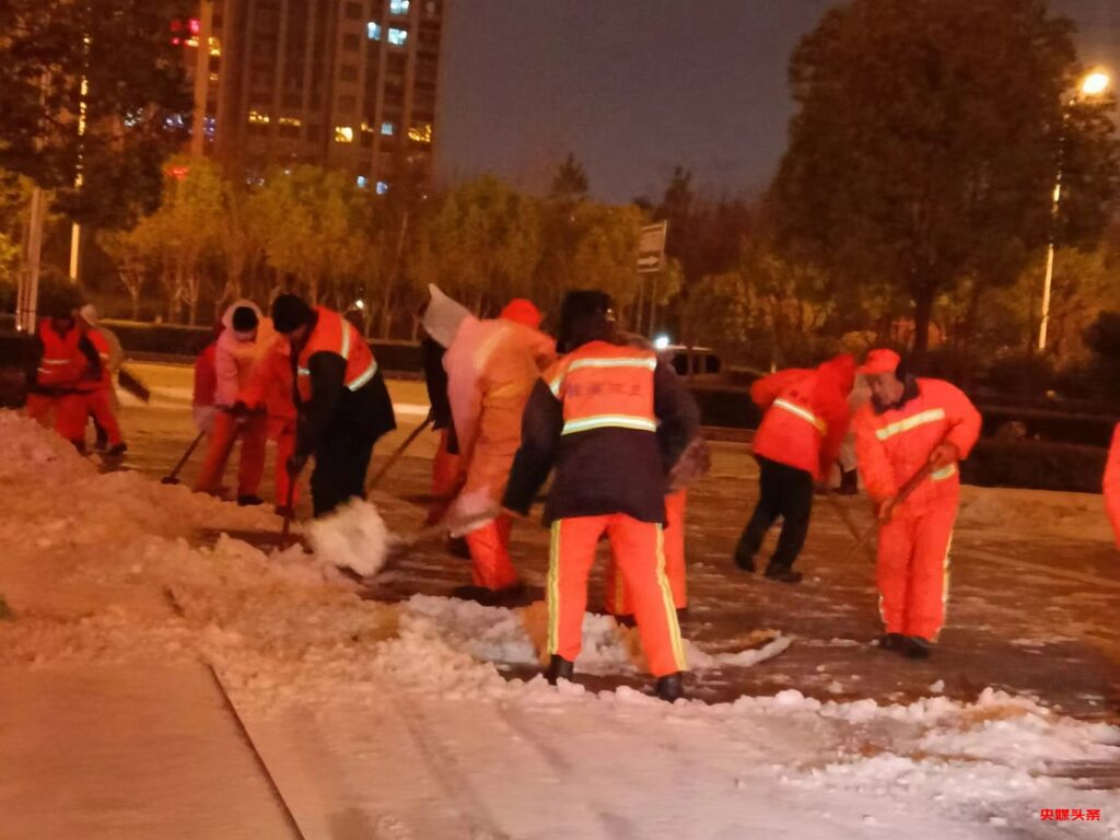 致敬环卫工人:严寒之夜,他们为城市的美丽付出