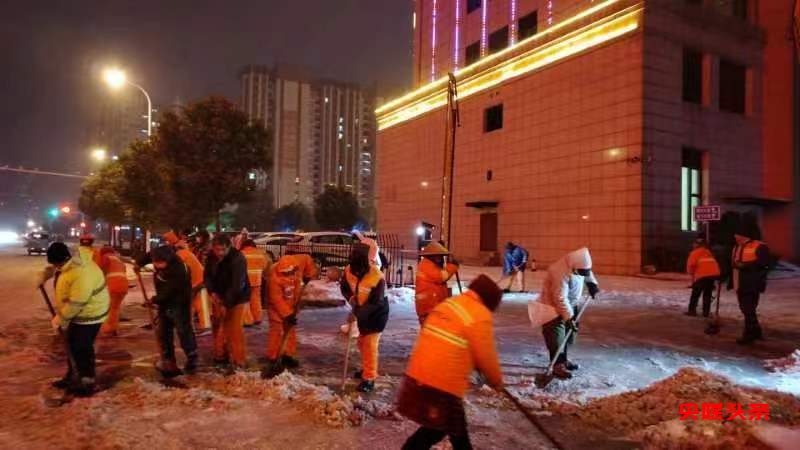 致敬环卫工人:严寒之夜,他们为城市的美丽付出