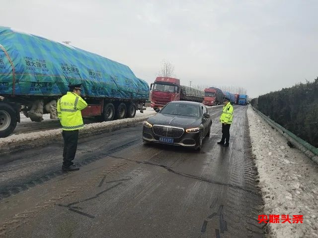 冰雪下的“交通执法蓝”!市交通运输综合执法支队高速路上铲冰除雪