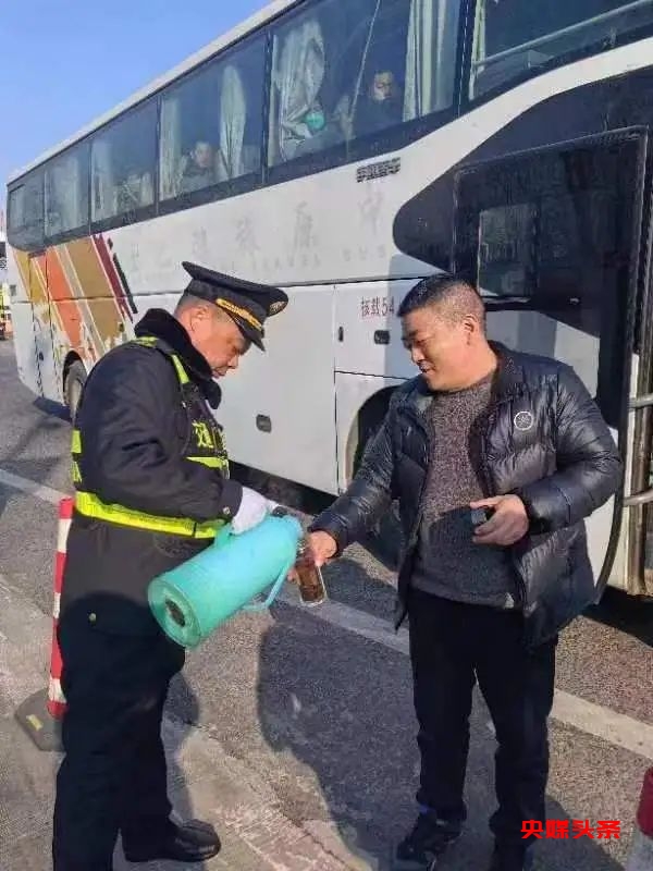 冰雪下的“交通执法蓝”!市交通运输综合执法支队高速路上铲冰除雪
