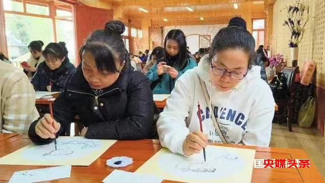 三八妇女节:女警们的非凡艺术之旅,与茫父颖拓共舞