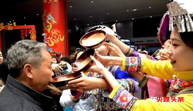 花海专列开启,毕节热情迎接首批 300 名游客!