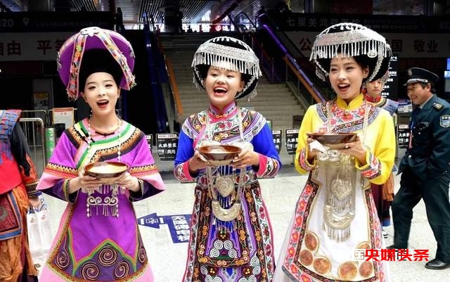 花海专列开启,毕节热情迎接首批 300 名游客!