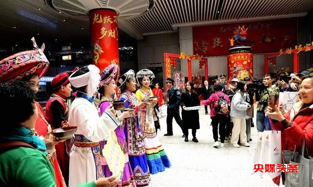 花海专列开启,毕节热情迎接首批 300 名游客!