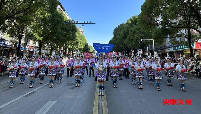 丹寨非遗盛装巡游展演,少数民族服饰的独特魅力展现得淋漓尽致
