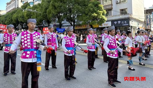 丹寨非遗盛装巡游展演,少数民族服饰的独特魅力展现得淋漓尽致
