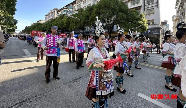 丹寨非遗盛装巡游展演,少数民族服饰的独特魅力展现得淋漓尽致