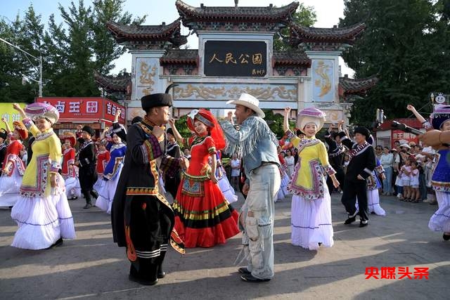 “中国的世界级高音天王”——春雷老师来人民公园啦,“阿西里西”跳起来,“彝迪”蹦起来 “自然凉.毕燃嗨”