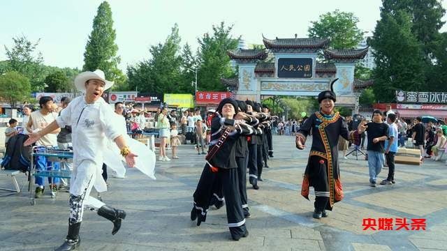 “中国的世界级高音天王”——春雷老师来人民公园啦,“阿西里西”跳起来,“彝迪”蹦起来 “自然凉.毕燃嗨”