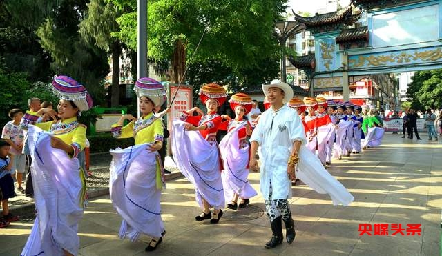 “中国的世界级高音天王”——春雷老师来人民公园啦,“阿西里西”跳起来,“彝迪”蹦起来 “自然凉.毕燃嗨”