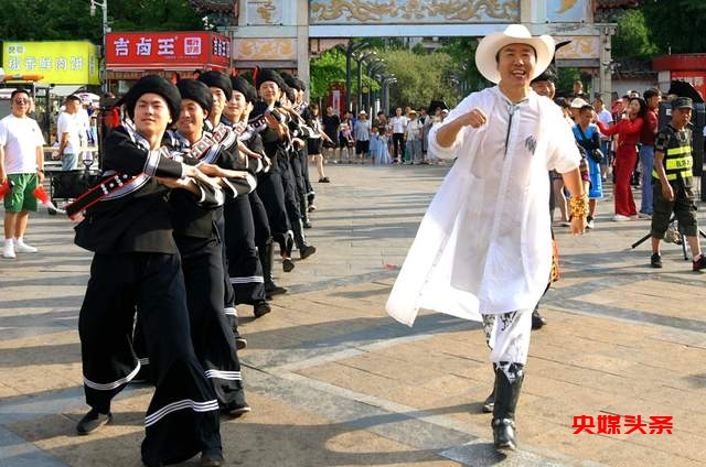 “中国的世界级高音天王”——春雷老师来人民公园啦,“阿西里西”跳起来,“彝迪”蹦起来 “自然凉.毕燃嗨”