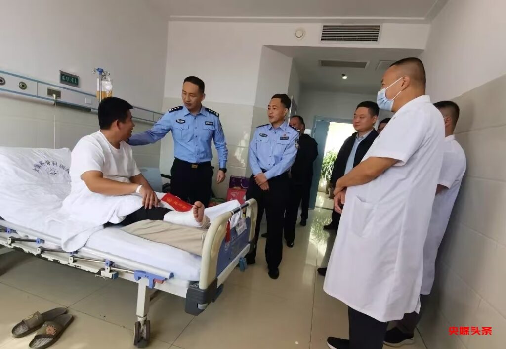 河南省太康 一辅警脚部受伤,奔上三楼抓获嫌疑人后才感到脚痛