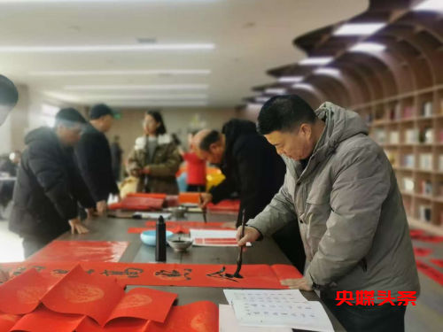河南新乡县:文化惠民活动忙 义写春联进“书坊”