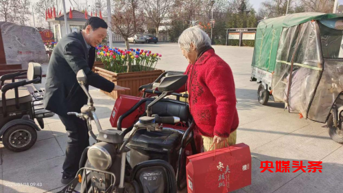 河南新乡县东大阳堤村:春节送温暖 福利惠村民