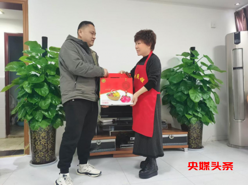 春节来临之际,绵阳市涪城区政府慰问"四川好人"绵州燕姐