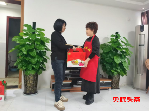 春节来临之际,绵阳市涪城区政府慰问"四川好人"绵州燕姐