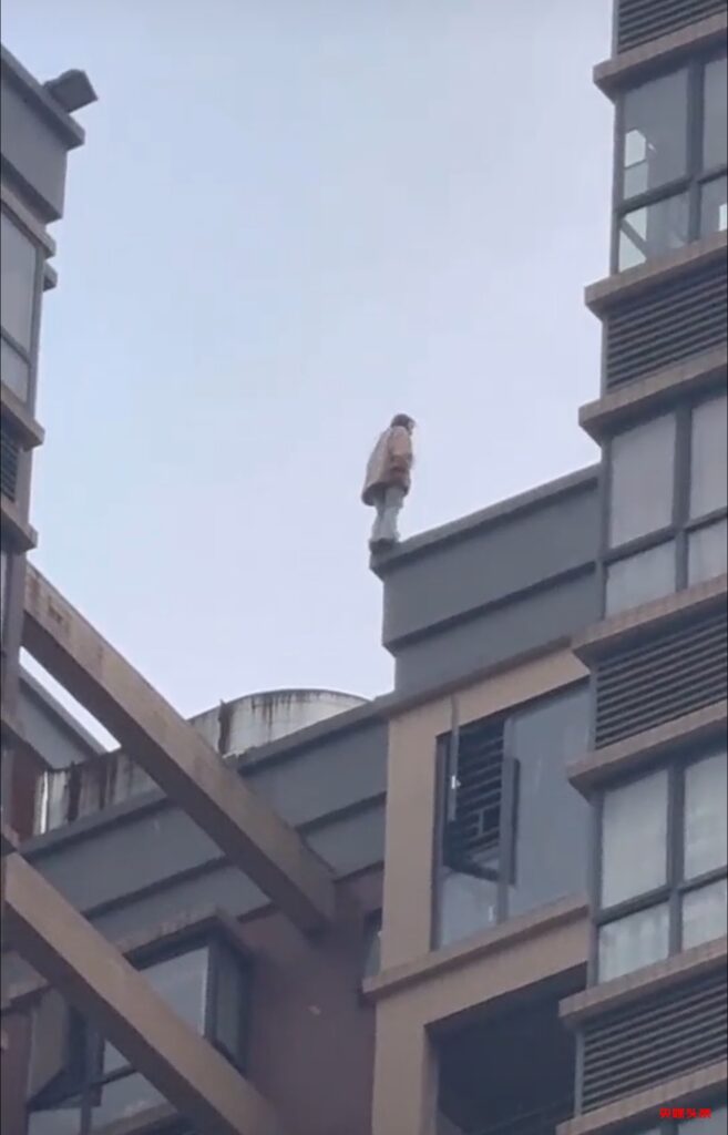 千钧时刻,民警一把将他拽回!
