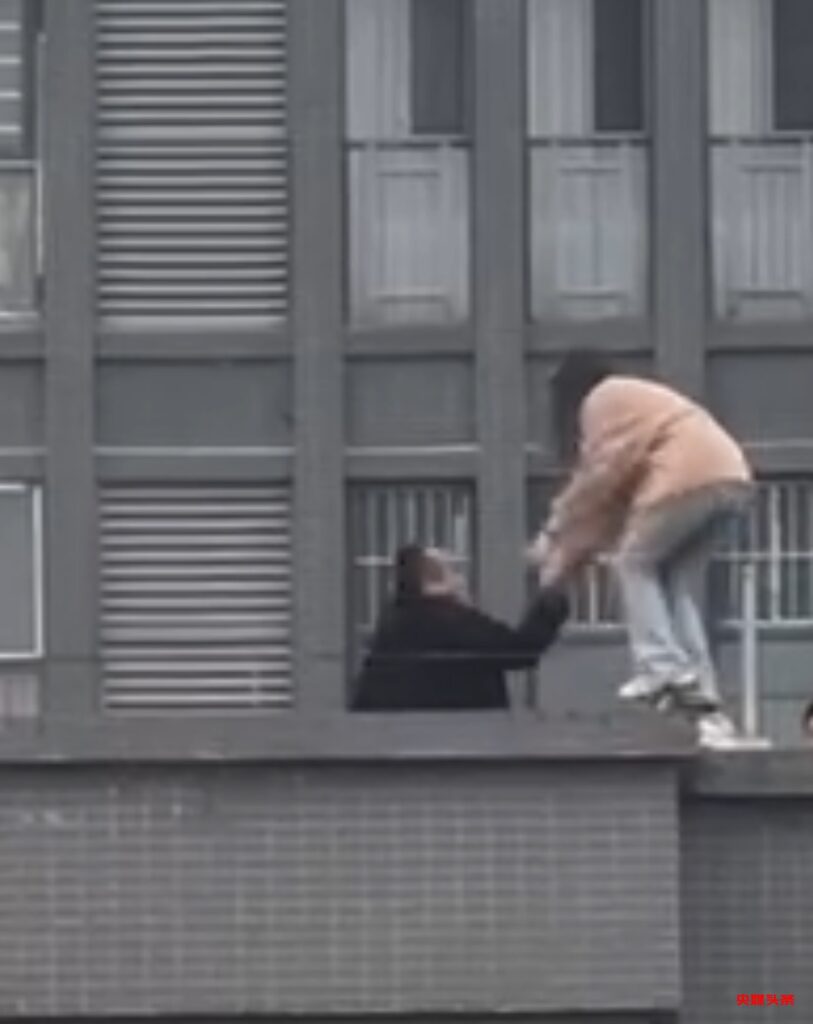 千钧时刻,民警一把将他拽回!