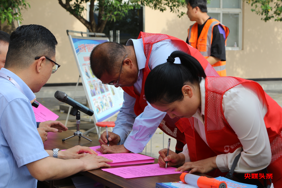 焦作市武陟交警走进索克多福公司普法宣传，共筑“五一”交通安全防线