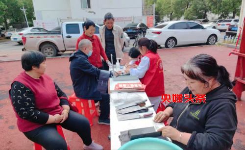 沭城街道叶庄社区开展“支部进小区  关爱暖人心”便民服务活动