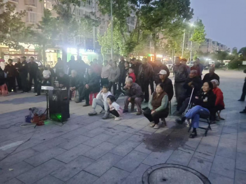 江苏沭阳:公益电影进小区 温暖光影润民心