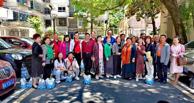 阳光下的健康盛宴——贵州省老年妇女书画艺术协会举办“健康与快乐大健康活动”