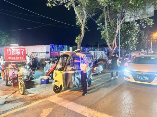 新郑交警:织密夏夜安全网 共护城市烟火情