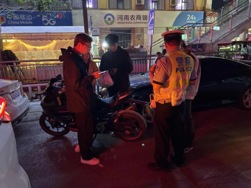 新郑交警:织密夏夜安全网 共护城市烟火情