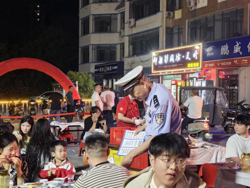 新郑交警:织密夏夜安全网 共护城市烟火情