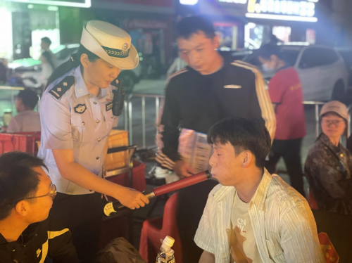 新郑交警:织密夏夜安全网 共护城市烟火情