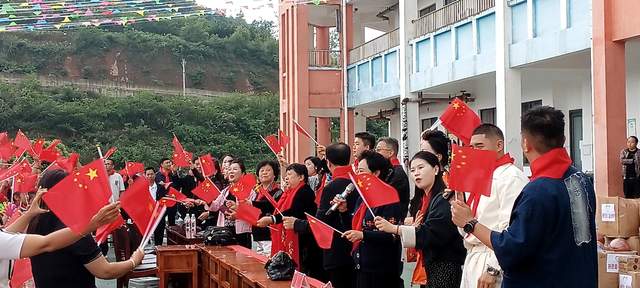 欢乐六一 梦想起航:开阳县花梨镇中心校文艺汇演暨捐赠活动侧记