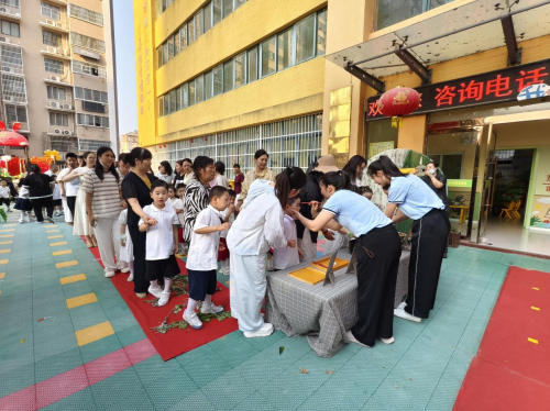 江苏沭阳:粽叶飘香传温情 童心巧手包粽子