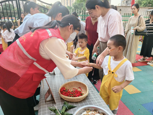 江苏沭阳:粽叶飘香传温情 童心巧手包粽子