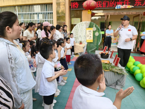 江苏沭阳:粽叶飘香传温情 童心巧手包粽子