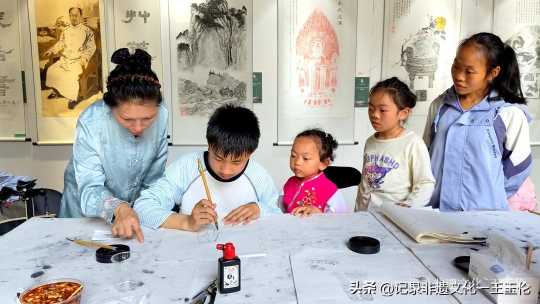 端午粽香飘,非遗艺术燃花溪 —— 茫父颖拓艺术展惊艳亮相兰圃