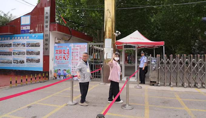 素不相识的王楠把店铺交给父母照管，免费当起患白血病考生小玉的专职司机——她坐专车去赶考