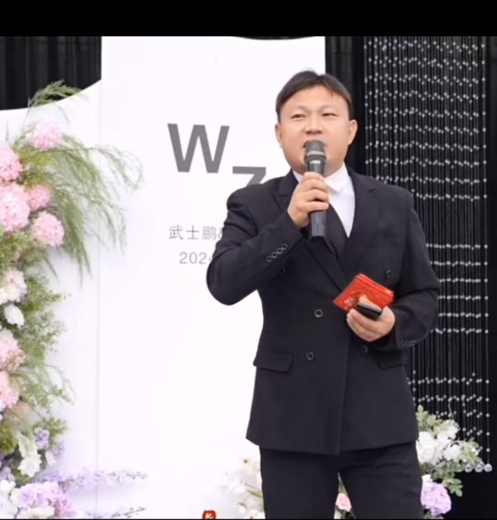 主持人张俊园:十余年舞台深耕,婚礼是强项,压轴是底气
