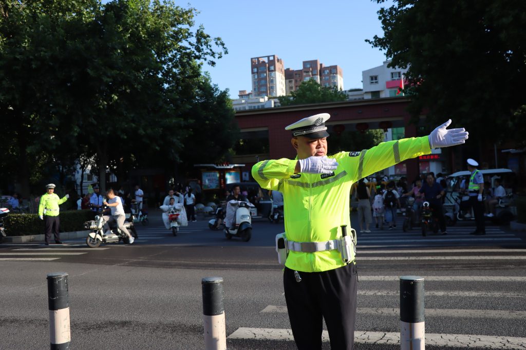 开学第一课|交警护学岗准时上线 全力守护学子平安返校路