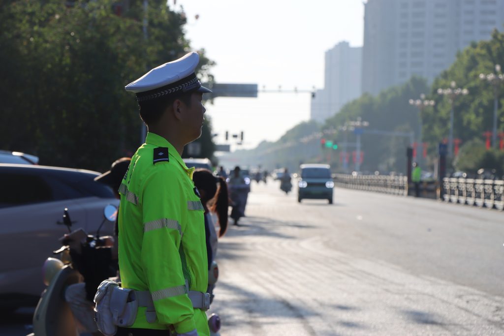 开学第一课|交警护学岗准时上线 全力守护学子平安返校路